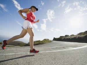 Eine Frau läuft - eine der fünf besten Sportarten, um schnell abzunehmen.